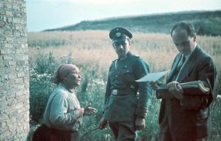 BLE SETT P� SOM EVNEVEIKE OG ONDE: En romakvinne sammen med den tyske nazi-psykologen Dr. Robert Ritter. WIKIMEDIA