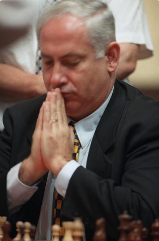 SPILL: Benjamin Netanyahu over et parti sjakk. Foto: AP/Nati Harnik/Scanpix