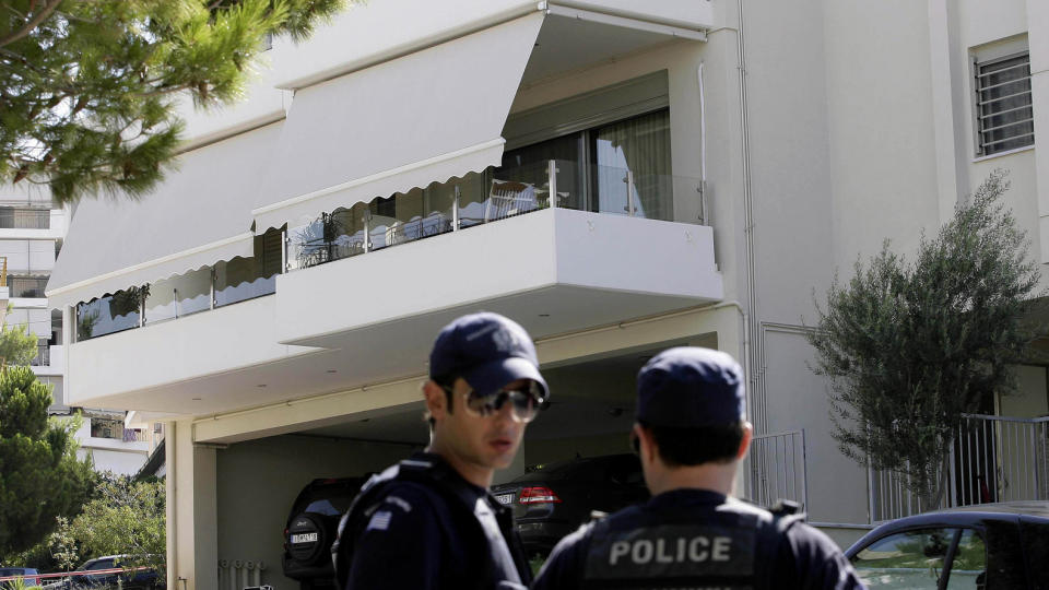 ST�R VAKT: Politiet st�r vakt utenfor boligen til journalist Socratis Giolas som ble skutt og drept mandag morgen. Foto: REUTERS / Panagiotis Tzamaros