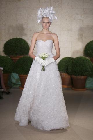 OSCAR DE LA RENTA: Den eksklusive kjoledesigneren har tidligere designet bryllupskjolen til skuespillerinnen Katherine Heigl. I f�lge stylist Ted Gibson kan det ta opptil 6 m�nder � designe den perfekte kjolen. Foto: AP Photo/Oscar de la Renta