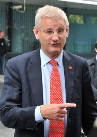 NEKTET � LANDE: Sveriges utenriksminister Carl Bildt var p� samme fly som Ban Ki-moon. Bildt skriver p� sin blogg at flyet trolig var kun noen f� kilometer fra � g� inn for landing da det ble omdirigert. Foto: AFP/Scanpix