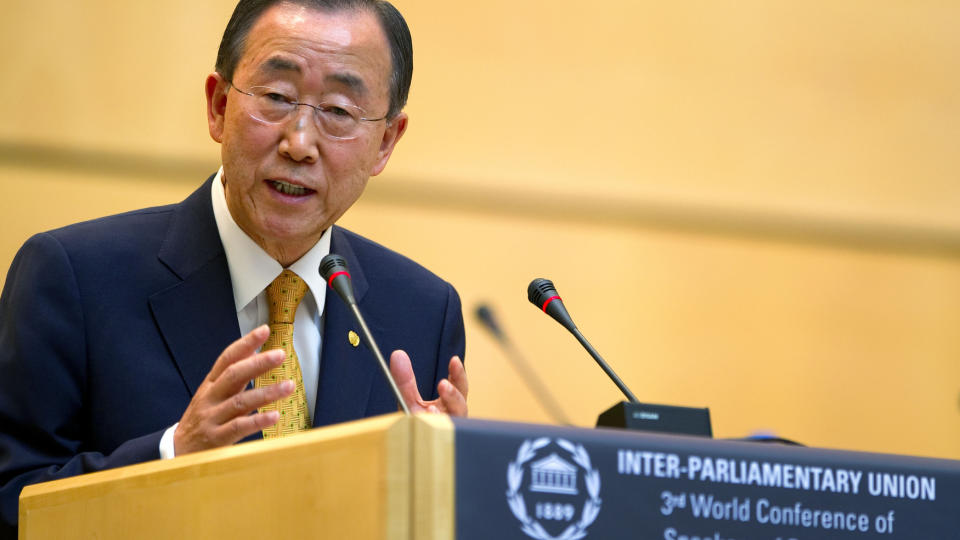 OMDIRIGERT: Ban Ki-Moon ble i g�r nektet � lande i Kabul grunnet rakettangrep. Foto: AFP/Scanpix