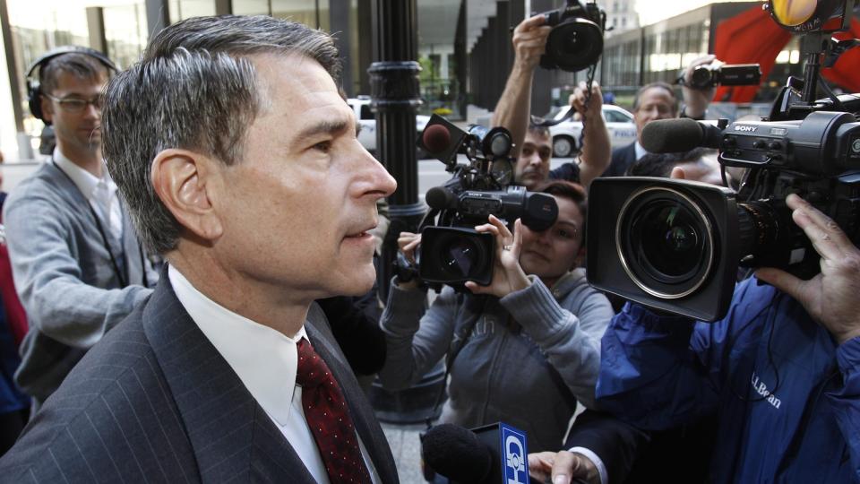 GRILLET AV PRESSEN: Korrupsjonstiltalte Robert Blagojevich bedyrer sin uskyld. Foto: EPA/Kamil Krzaczynski/Scanpix