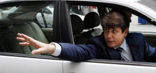 KJENDIS: Rod Blagojevich vinker til tilhengerne sine utenfor rettsbygningen i Chicago. Foto: AP/Charles Rex Arbogast/Scanpix