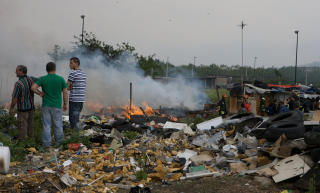 SATTE FYR P� ROMLEIR: I Napoli i mai 2008 satte en gjeng fyr p� en romleir i Ponticelli. Lokalbefolkningen applauderte og politiet grep ikke inn. 800 romfolk flyktet. Foto: AFP PHOTO/FRANCESCO PISCHETOLA