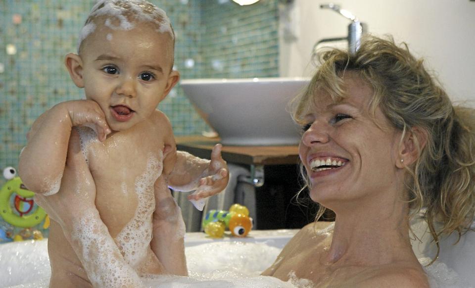 ALDRI ALENE: N� er det slutt p� � v�re alene p� badet, ikke engang p� toalettet. ILLUSTRASJONSFOTO: Colourbox.com