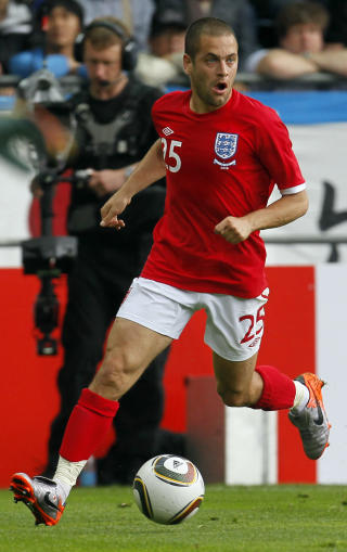 KLAR FOR R�DT: Joe Cole valgte � ta med seg familien fra London til Liverpool. Foto: AP/Darko Bandic