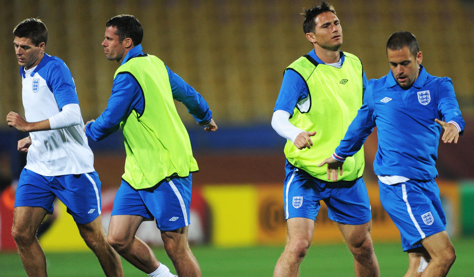 BRUKTE VM-SLUTTSPILLET: Steven Gerrard og Jamie Carragher (fra venstre) klarte � selge Liverpool til Joe Cole (t.h) i S�r-Afrika. Foto: AFP/Jewel Samad