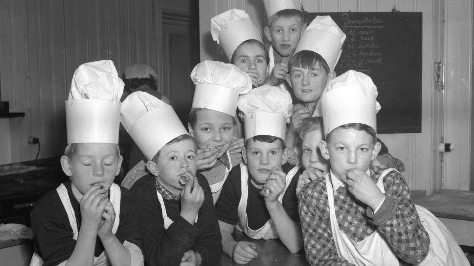 SKOLEKJ�KKENET: Denne gjengen fra Nesheim privatskole i 1946, har laget ei r�re av egg, melk og mel, de har stekt r�ra til pannekaker, de har tatt sukker og syltet�y p� dem og kan n� smake p� resultatet. Slik var det f�r. I dag ville de kanskje blitt bedt om � lese om pannekaker i ei bok eller lage en tegning av dem. Foto: Scanpix