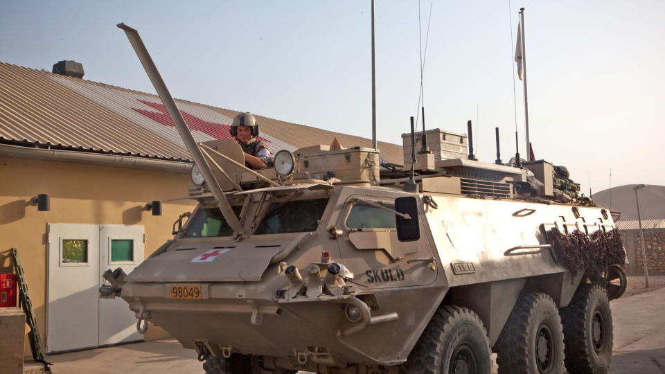 ANGREP: Mandag ble feltbasen i Ghowrmach i Faryab-provinsen i Afghanistan angrepet igjen, bare tre dager etter at basen ble angrepet forrige gang. Under angrepet 17. juli ble en norsk soldat s�ret. Her fraktes den s�rede soldaten i et Sisu-kj�ret�y fra feltsykehuset i Maimana til flyet som skulle ta ham til Mazar-i-Sharif. Foto: Stephen Olsen / SCANPIX