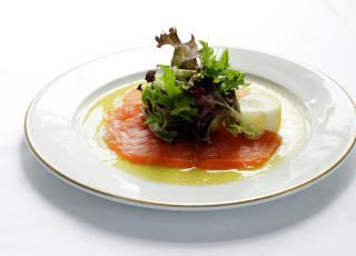 R�KELAKS: Fra lokalprodusent med sesongsalat og fransk vinaigrette.