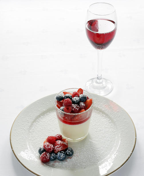DESSERT: Panacotta med friske b�r.