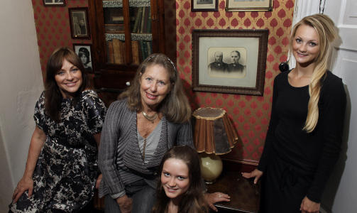 GENERASJONER: Tre generasjoner foran bildene av tidligere generasjoner. Vibeke, Kristin,Stella og Nora .