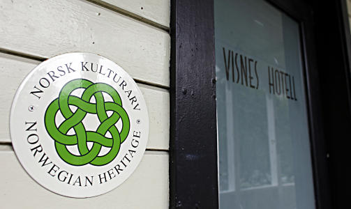 KULTURARV: Visnes Hotel kan skilte med Olavsrosa.