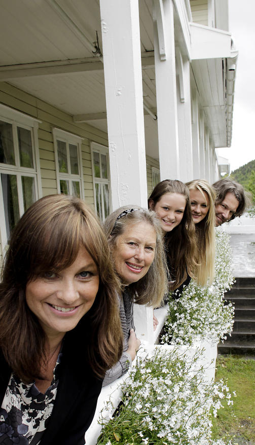 VISNES;: Vibeke Visnes, Kristin Visnes, Stella, Nora og Mikael Jansson p� verandaen. Alle foto: Ole C. H. Thomassen