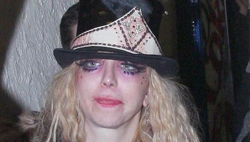 FESTER MED UNGDOMMEN: Denne kvelden festet Love med dattera til Bob Geldof, Pixie. I Loves alder er det ikke alltid enkelt � bevare maska. Foto: Stella Pictures.