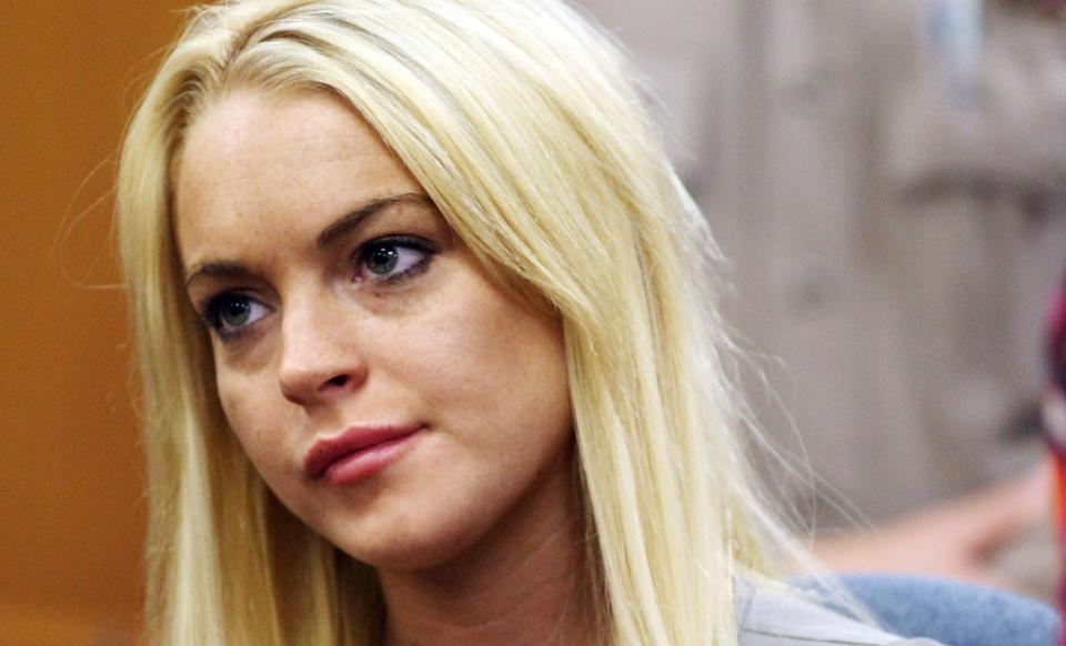 L�SLATT: Lindsay Lohan er ute av fengsel, og fraktes n� til et rehabiliteringssenter. Bildet er fra dagen skuespilleren startet soningen. Foto: SCANPIX