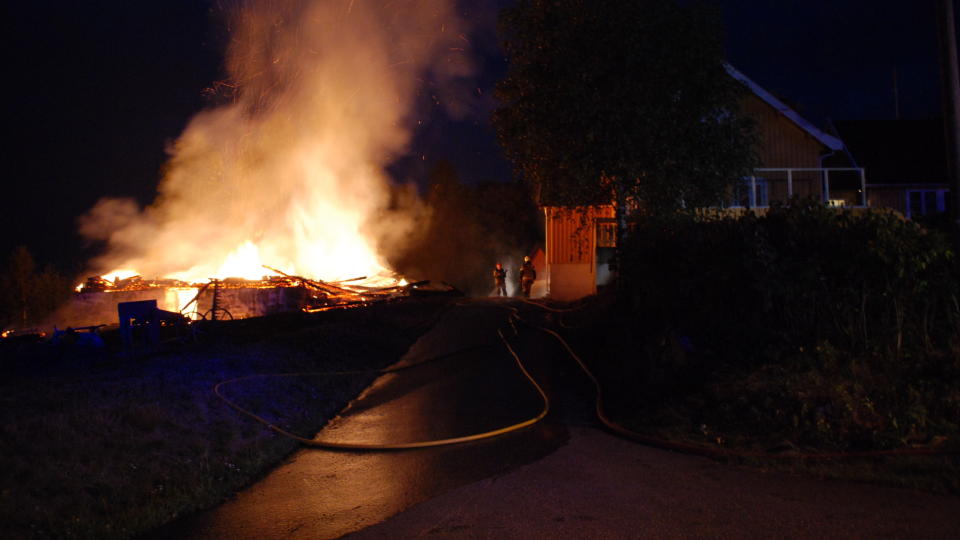 PYROMANJAKT Politiet i T�nsberg jakter n� p� en mulig pyroman etter tre branner i byen i l�pet av en snau halvtime. Her brenner det i en l�ve i Grevinneveien. Foto: Lasse Ljung / Nyhetsfoto