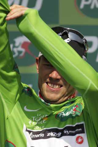 TOK TR�YA TILBAKE: Thor Hushovd imponerte med en 10. plass p� den t�ffeste etappen i Tour de France, og tok samtidig den gr�nne tr�ya fra Petacchi. Foto: AP/Bas Czerwinski