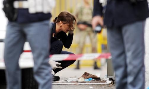 DET ENESTE ISLAMISTISK MOTIVERTE TERRORANGREPET I EUROPA I FJOR: En libyer fors�kte � komme seg inn p� Santa Barbara-milit�rforlegningen i Milano i oktober i fjor. Da soldatene grep inn kastet han en bombe. Mannen mistet en arm i eksplosjonen, en soldat ble lettere skadd. Politiet arresterte like etterp� to andre menn for � ha skaffet eksplosivene. Foto: 
  REUTERS/Paolo Bona