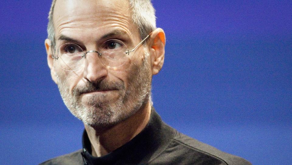 I HARDT V�R: Apple-sjef Steve Jobs inr�mmet fredag at iPhone har en feil p� antenna. Han hevdet samtidig at dette er et problem som gjelder mange smart-telefoner, men n� sl�r konkurrentene tilbake. Foto: Scanpix.