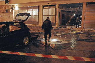 G�R IKKE ETTER MENNESKELIV: Frankrike opplevde 89 terrroangrep fra separatistgrupper i fjor, de aller fleste korsikanske, noen f� baskiske. Korsikanske terrorister angriper ofte bygninger eller biler. Dette er et angrep i den korsikanske byen Ajaccio i 2007. Foto: AFP/STEPHAN AGOSTINI