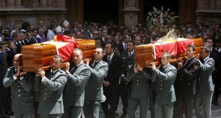 DREPT AV ETA: I fjor sommer d�de tre politimenn i to ulike ETA-angrep med bilbomber i Spania. Bombene ble festet under politibiler. Foto: AFP/ Jaime REINA