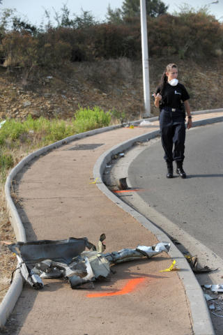 INGEN DREPT: Unified FLNC (Front de
Lib�ration Nationale de la Corse) sto bak et angrep mot politiet i Vescovato p� Korsika i fjor sommer. Angrepet ble gjort med bilbombe, bildet viser rester av bilen. Foto: AFP/STEPHAN AGOSTINI