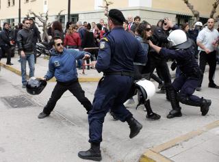 VENSTREEKSTREME ANGREP I HELLAS: Seks ulike slike grupper sto bak 15 angrep i fjor. Her st�ter medlemmer av 'Epanastatikos Agonas' (Revolusjon�r kamp i Hellas) sammen med politiet i Aten, bildet er fra april i fjor. Aftoamynas). Disse gruppene g�r vanligvis mot politiet, myndighetene og forretningsinteresser. De bruker granater og gev�r i angrepene. Foto: EPA