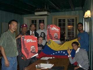 - IKKE OPPRIKTIG:  P� nettet florerer det bilder av Lenin Castellanos, der han blant annet smilende peker p� kampanjeplakater for Hugo Chavez, p�peker kronikkforfatteren. Lenin Castellanos nede til h�yre p� bildet. Foto: Privat