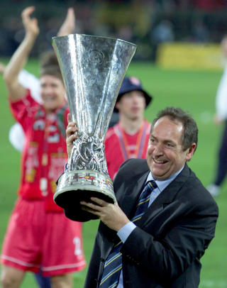 SNUDDE KLUBBEN RUNDT? Gerard Houllier vant en cuptrippel med Liverpool i 2001. Her viser han fram Uefacup-pokalen. Foto: REUTERS/Juergen Schwarz