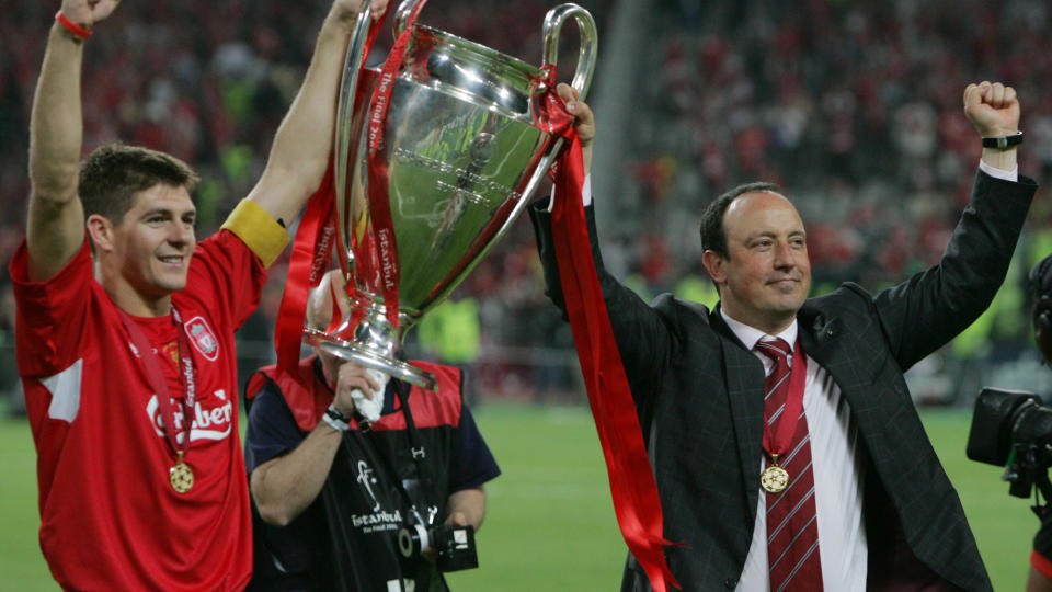 KVELDEN I ISTANBUL: Steven Gerard og Rafael Benitez l�ftet Champions League-finalen i 2005. Foto: AP/Alastair Grant