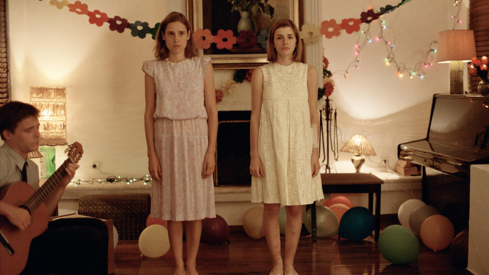 ILLEVARSLENDE:Det er mye m�rke under pynteligheten i �Dogtooth�.