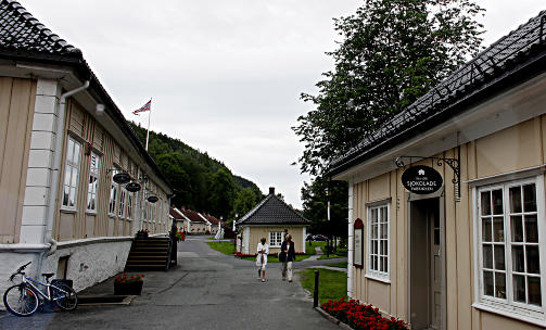 VERKET: I Verksgata ligger de gamle trhusene på rekke og rad.