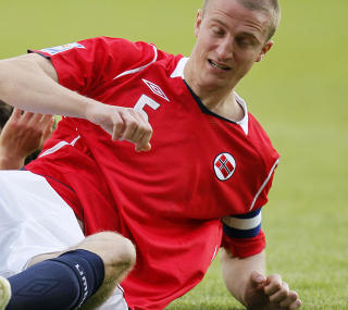 FLAGGET P� BRYSTET: Den norske landslagstr�ya, her b�ret av Brede Hangeland, st�r heller ikke h�yt i kurs i Malaysia. Foto: Cornelius Poppe / Scanpix .