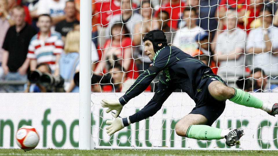 MISTER UNITED-M�TE: Petr Cech g�r glipp av b�de seriestarten og Charity Shield. Her fra fjor�rets generalpr�ve mot Manchester United. Foto: AFP/IAN KINGTON