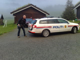 P�GREP R�MLING: Her ankommer politistyrker Oppdal etter tips om at r�mlingen forholdt seg her. Foto: Tor Aage Hansen