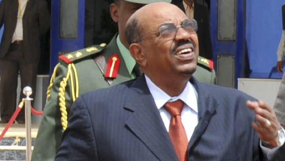 ETTERS�KT: Sudans president Omar Hassan al-Bashir er etters�kt av Den internasjonale straffedomstol (ICC). Onsdag reiste Bashir til Tsjad, som er medlem av ICC, men landets innenriksminister sier han ikke vil bli p�grepet..  Foto:  REUTERS/Mohamed Nureldin Abdallh