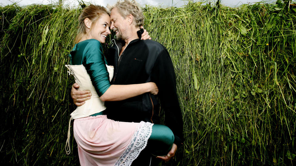 GOD KJEMI: Charlotte Frogner spiller Anitra, som skal forf�re Dennis Storh�is Peer Gynt med magedans n�r stykket settes opp ved G�l�vatnet fra onsdag.Foto: Kristin Svorte / Dagbladet
