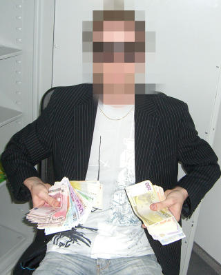INGEN BLYGSEL: Medarbeiderne badet i kontanter. Foto: Privat