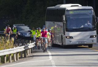 SKREMMENDE: Knut Arild Hareide og de andre deltakerne i sykkelaksjonen fikk oppleve tett og skremmende trafikk.

FOTO: PER FL�THE/DAGBLADET