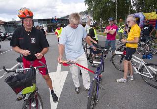 HOLDT AVSTAND: Den gamle pinnen p� sykkelen s�rget for at trafikken holdt seg p� avstand fra Fabian Stang.

FOTO: PER FL�THE/DAGBLADET