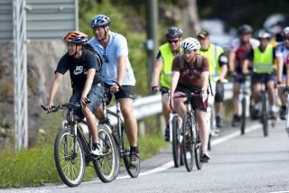 SVINGER AV: Knut Arild Hareide og ordf�rer Jon Pieter Fl�lo svinger av fra trafikken p� E18. FOTO: PER FL�THE/DAGBLADET