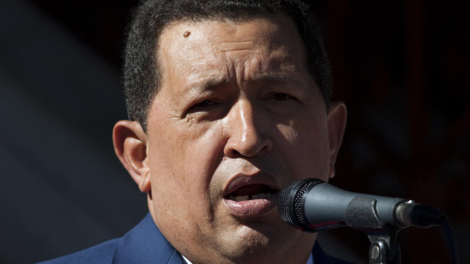 BRYTER: Venezuelas president Hugo Ch�vez sier det er �med gr�ten i halsen� han n� bryter de diplomatiske forbindelsene med Colombia. Bakgrunnen for den diplomatiske striden er at Colombia har beskyldt Venezuela for � gi beskyttelse til oppr�rsledere. Foto: REUTERS / Carlos Garcia Rawlins / SCANPIX