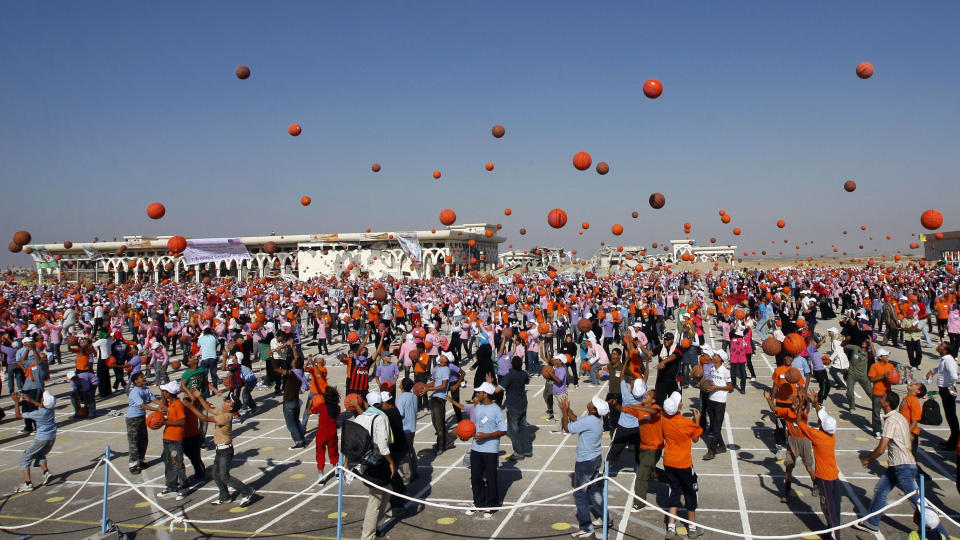 BASKETBALLER:  Det hele var stilt i stand under FNs sommerleir for 250 000 barn p� Gaza. Foto: Said Khatib/ AFP