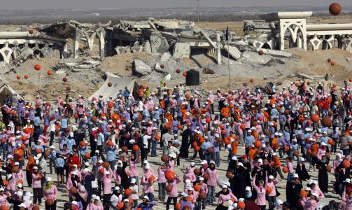  BOMBET FLYPLASS:  Fors�ket ble holdt blant restene av en utbombet flyplass i byen Rafah, s�r for Gaza. Foto: Kalil Hamra/ AP Photo