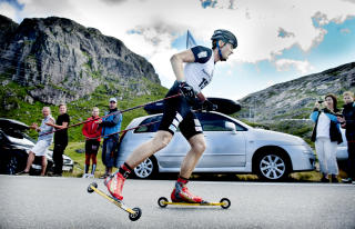 OPPOVER: Petter Northug p� vei opp monsterbakken. Foto: John T. Pedersen/Dagbladet