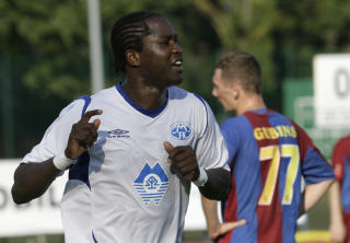 SENDTE MOLDE VIDERE: Baye Djibi Fall jubler etter � ha sendt Molde videre i Europaligaen. Foto: Scanpix