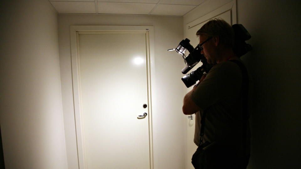 - D�RLIG LYDKVALITET: Den terrortiltalte uiguren bodde bak denne d�ren i Kirkeveien i Oslo. Hans advokat er overrasket over hvor d�rlig lydkvaliteten er p� opptakene PST har gjort av ham. Foto: Truls Brekke