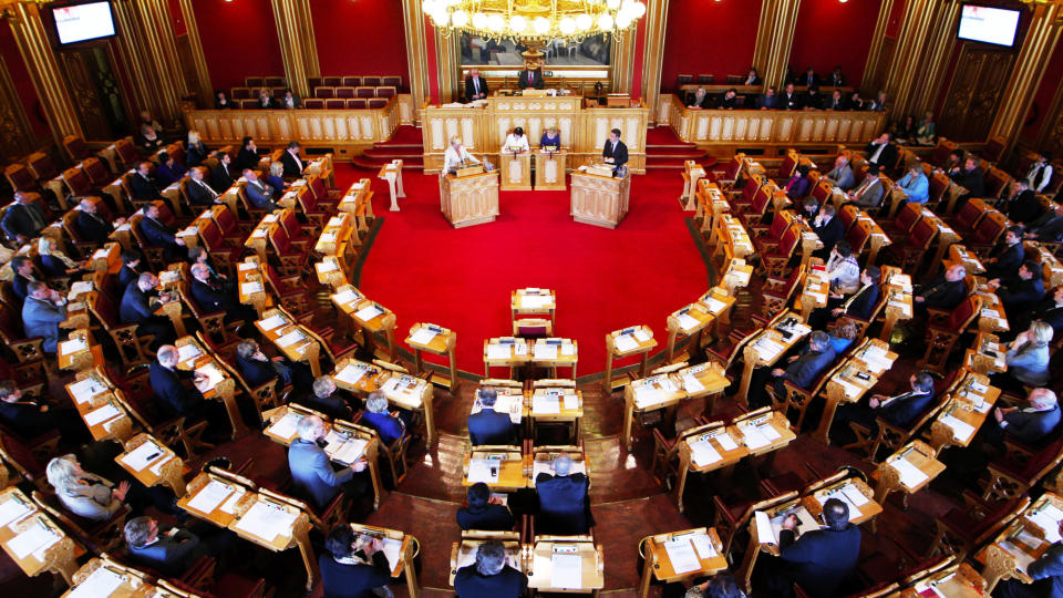 KAMMERSPILL: �De r�dgr�nne politikerne er mest opptatt av � st�tte opp om regjeringens arbeid, og bryr seg mindre om de politiske prosesser p� Stortinget�, hevder innsenderen, som �mener Stoltenberg-regjeringen i mindre og mindre grad finner grunn til � innby brede samfunnsinteresser til dugnad om hvordan politikk og forvaltning skal se ut i fremtiden.� Her fra Stortingets sp�rretime tidligere i �r. Foto: Scanpix